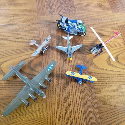 LOT 145B: Model Airplane & Tank Kits, Diecast Military Aircraft Toys & More