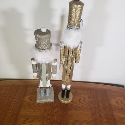 LOT 147B: Winter Wonderland Holiday Decor with Beautiful Beaded Table Runner