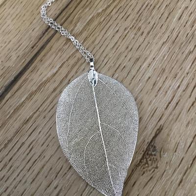 Pretty Silver tone Leaf pendant necklace