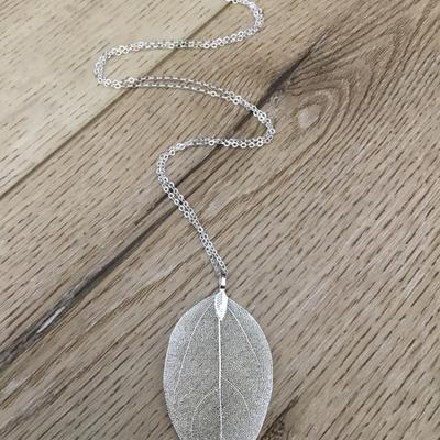 Pretty Silver tone Leaf pendant necklace