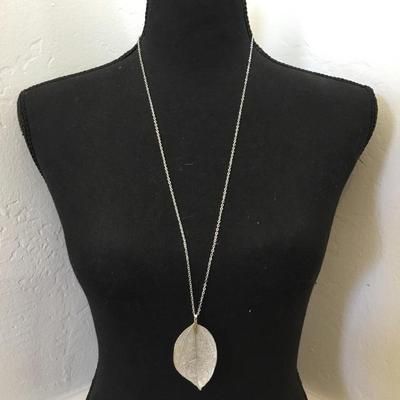 Pretty Silver tone Leaf pendant necklace