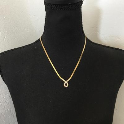 Beautiful vintage Avon gold tone necklace