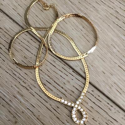 Beautiful vintage Avon gold tone necklace