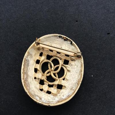 Very nice goldtone enamel painted brooch