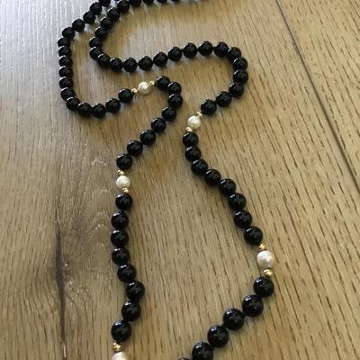 Gorgeous vintage, Blackstone or glass. Double knotted. Genuine pearl necklace very nice.