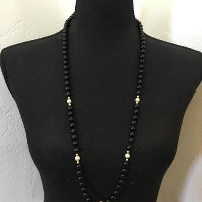 Gorgeous vintage, Blackstone or glass. Double knotted. Genuine pearl necklace very nice.