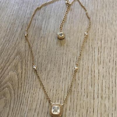 Beautiful vintage, goldtone crystal necklace