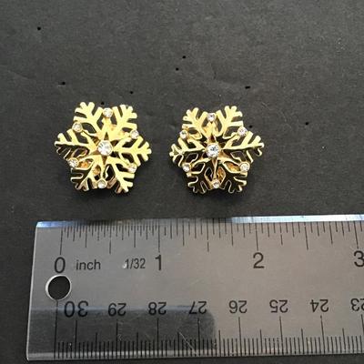 Gold tone, Christmas snowflake earrings