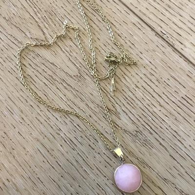 Beautiful, gold tone, rose quartz, pendant necklace very nice quality