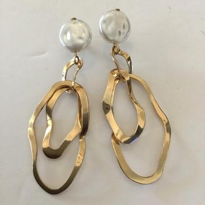 Beautiful very nice gold tone, faux pearl dangle earrings