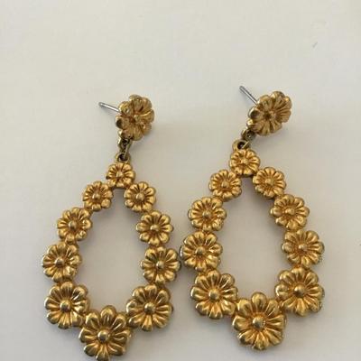 Pretty gold tone, vintage flower earrings