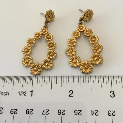 Pretty gold tone, vintage flower earrings