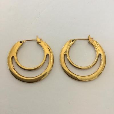 Beautiful, very nice gold tone, hoop earrings