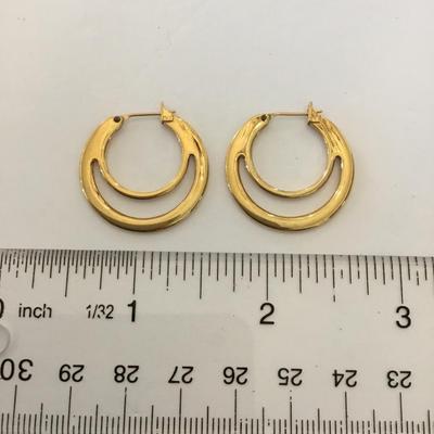 Beautiful, very nice gold tone, hoop earrings