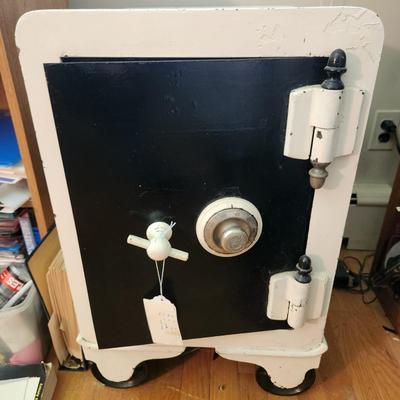 Vintage Sargent Greenleaf Group 2 RS714 Series floor safe