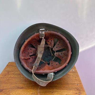 VINTAGE ITALIAN M-33 ARMY HELMET