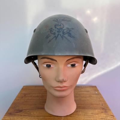 VINTAGE ITALIAN M-33 ARMY HELMET