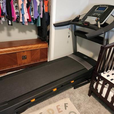 Sale Photo Thumbnail #9: NordicTrack C 950 Pro treadmill featuring a digital display with iFit compatibility. Includes speed and incline controls, multiple workout modes, and handgrip heart rate sensors. Designed with a durable belt and sturdy frame, suitable for home exercise. E