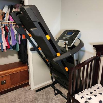 Sale Photo Thumbnail #13: NordicTrack C 950 Pro treadmill featuring a digital display with iFit compatibility. Includes speed and incline controls, multiple workout modes, and handgrip heart rate sensors. Designed with a durable belt and sturdy frame, suitable for home exercise. E