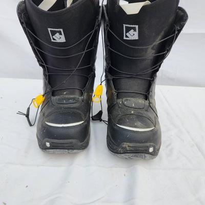 Sale Photo Thumbnail #109: Burton Moto snowboard boots in black, size US 13 (UK 11.5, EUR 46.5, JPN 30.5). Features include yellow pull-tab lacing system for easy tightening and adjustment. Designed for snowboarding activities. Pre-owned condition with visible wear, particularly on