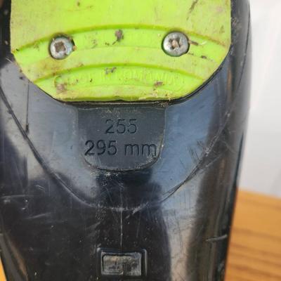 Sale Photo Thumbnail #293: Rossignol Comp J4 Ski Boots featuring a black and green design, four adjustable buckles for secure fit, and comfort-focused padding. The sole length is marked as 295 mm. Designed for junior skiers, these boots combine performance and ease of use. Pre-owne