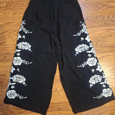 2 pc outfit size 10p New with tags balck with white floral embellishments
