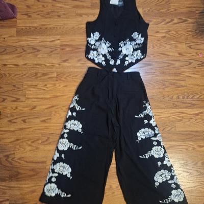 2 pc outfit size 10p New with tags balck with white floral embellishments
