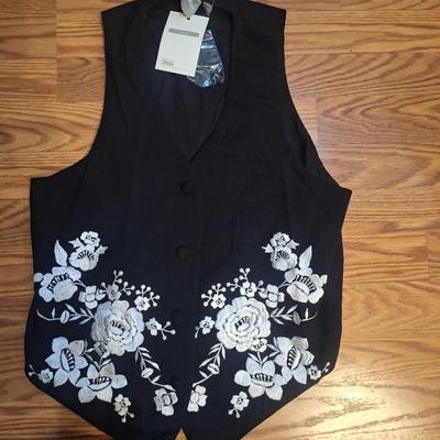 2 pc outfit size 10p New with tags balck with white floral embellishments