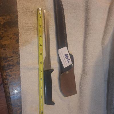 Fixed blade knife with leather sheath