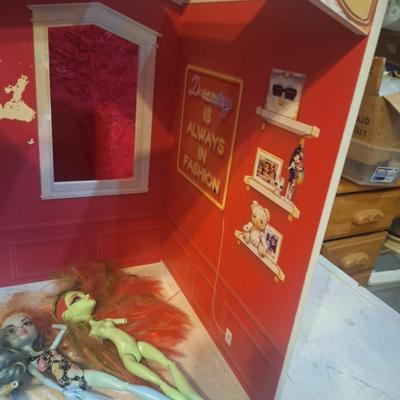 Rainbow house doll house and a few dolls see photos