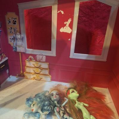 Rainbow house doll house and a few dolls see photos