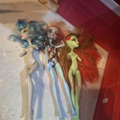 Rainbow house doll house and a few dolls see photos