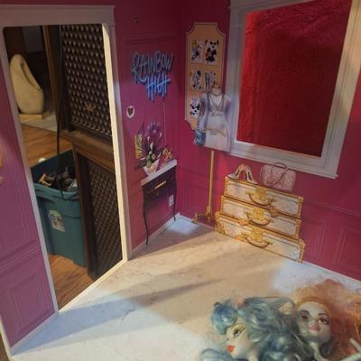Rainbow house doll house and a few dolls see photos
