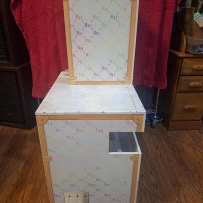 Rainbow house doll house and a few dolls see photos