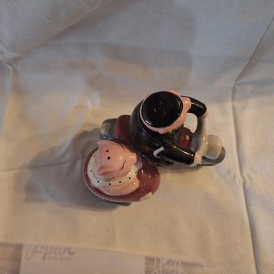 Motorcycle pigs salt and pepper shakers.