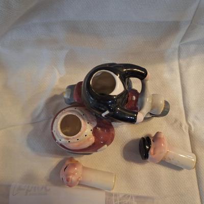 Motorcycle pigs salt and pepper shakers.