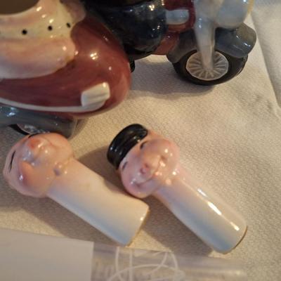 Motorcycle pigs salt and pepper shakers.