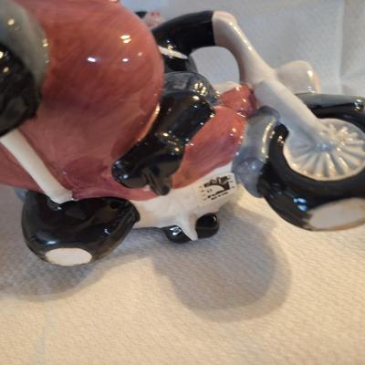 Motorcycle pigs salt and pepper shakers.
