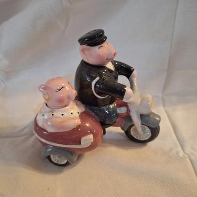 Motorcycle pigs salt and pepper shakers.