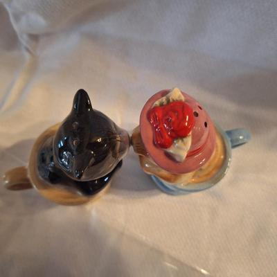kissing cats salt and pepper shakers