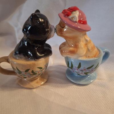 kissing cats salt and pepper shakers