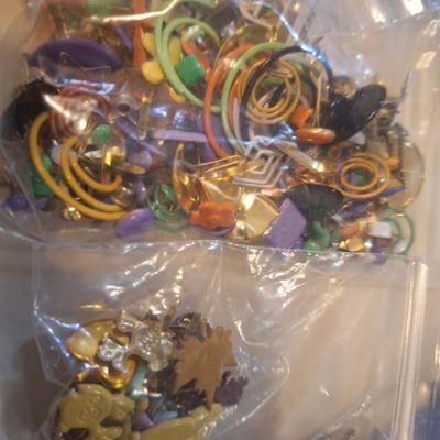 some kind of crafty things, many are metal plate under them not included (it's in next lot).