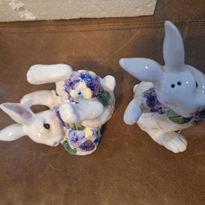 Rabbit salt and pepper shakers