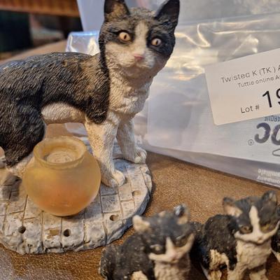 cat figurine with kittens
