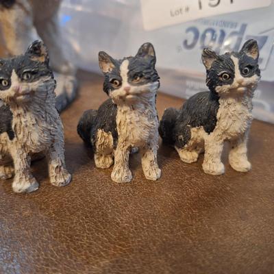 cat figurine with kittens