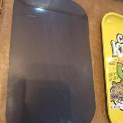metal tray and magnetic mat of Cap'n Kuch with images of cannabis on it