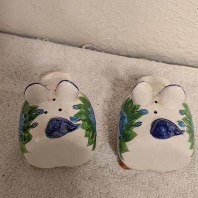 pigs with flowers salt and pepper shakers