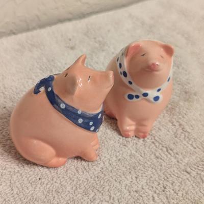 Pigs wearing scarves salt and pepper shakers