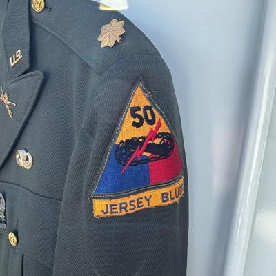 VINTAGE U.S. ARMY CLASS A ARMY GREEN SERVICE UNIFORM WITH PINS AMD PATCHES