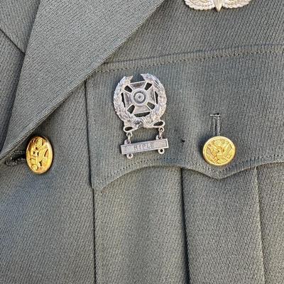 VINTAGE U.S. ARMY CLASS A ARMY GREEN SERVICE UNIFORM WITH PINS AMD PATCHES